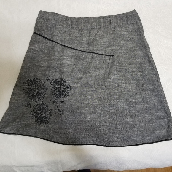 Gray Floral Embroidered Women's Skirt Size 12 - Picture 6 of 9